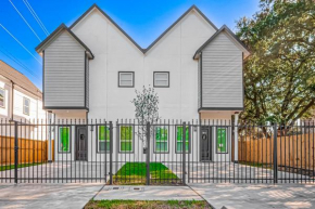 Gated 6BR Duplex Near Med Ctrl, NRG, DownTown & Major Attractions